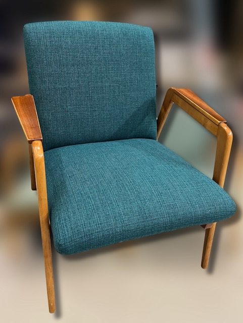 Puukäsinojallinen nojatuoli